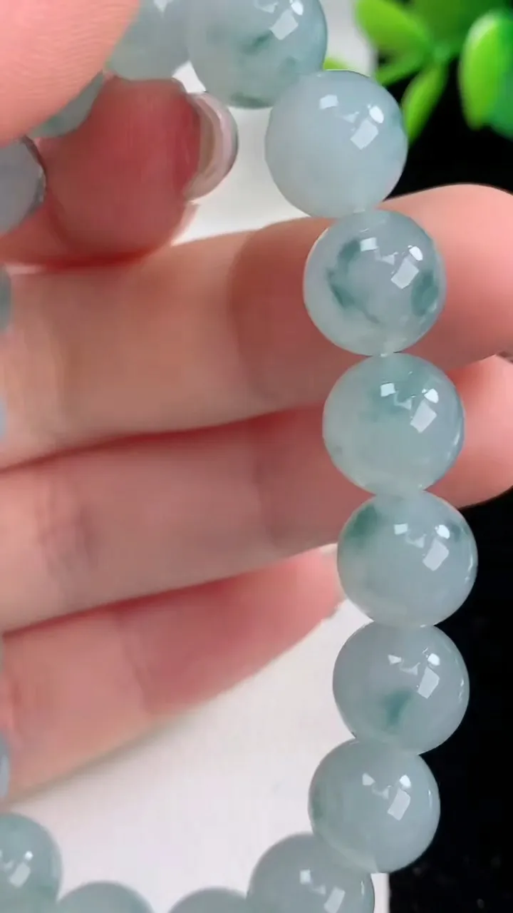 天然A货翡翠种飘花圆珠手串，尺寸9.8-19颗，重量:33.11g12月10日
工厂直销收藏佳品,种好水足，色泽均匀，有种有色，上手高大气！