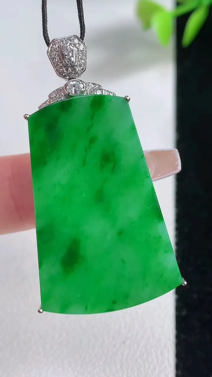 天然A货翡翠无事牌吊坠，尺寸43-33.7-21.4-5.9，重量:8.00g
12月10日