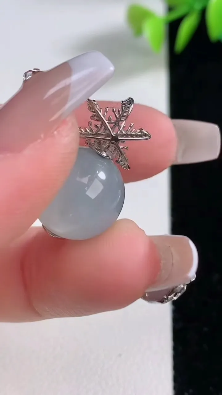 天然A货翡翠圆珠吊坠，尺寸13.5，重量:5.29g
12月10日