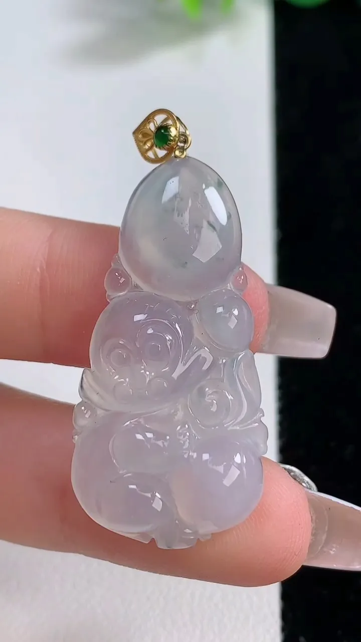 天然A货翡翠种飘花生肖猴吊坠，尺寸37.2-19-5.5，重量:6.55g
12月10日