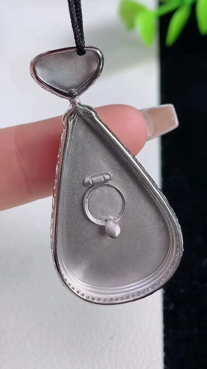 天然A货翡翠水滴吊坠，尺寸41.4-20.8-5.6，裸石29.7-18.2重量:5.82g
12月10日