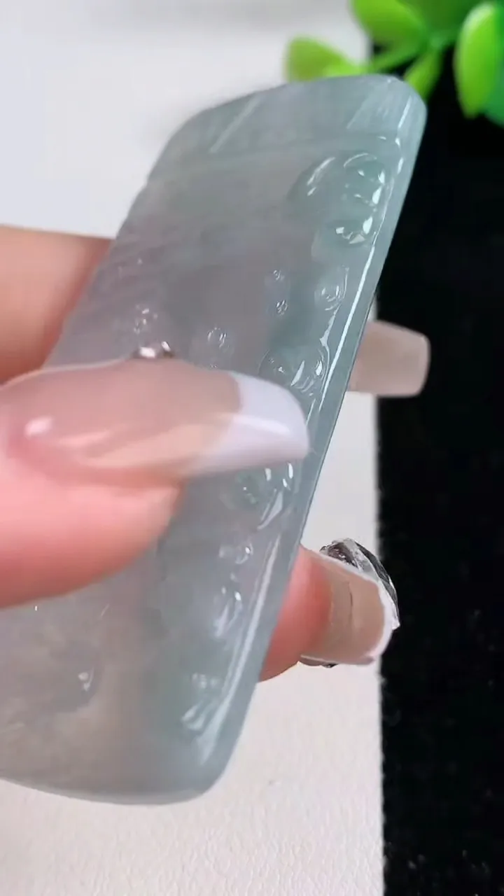 天然A货翡翠冰种飘花大势至菩萨吊坠，尺寸65.3-38.2-5.4，重量:30.70g
12月10日