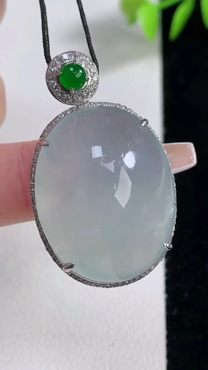 天然A货翡翠种白冰蛋面吊坠，尺寸37.5-22.8-12，裸石27.3-20.8重量:12.47g
12月10日