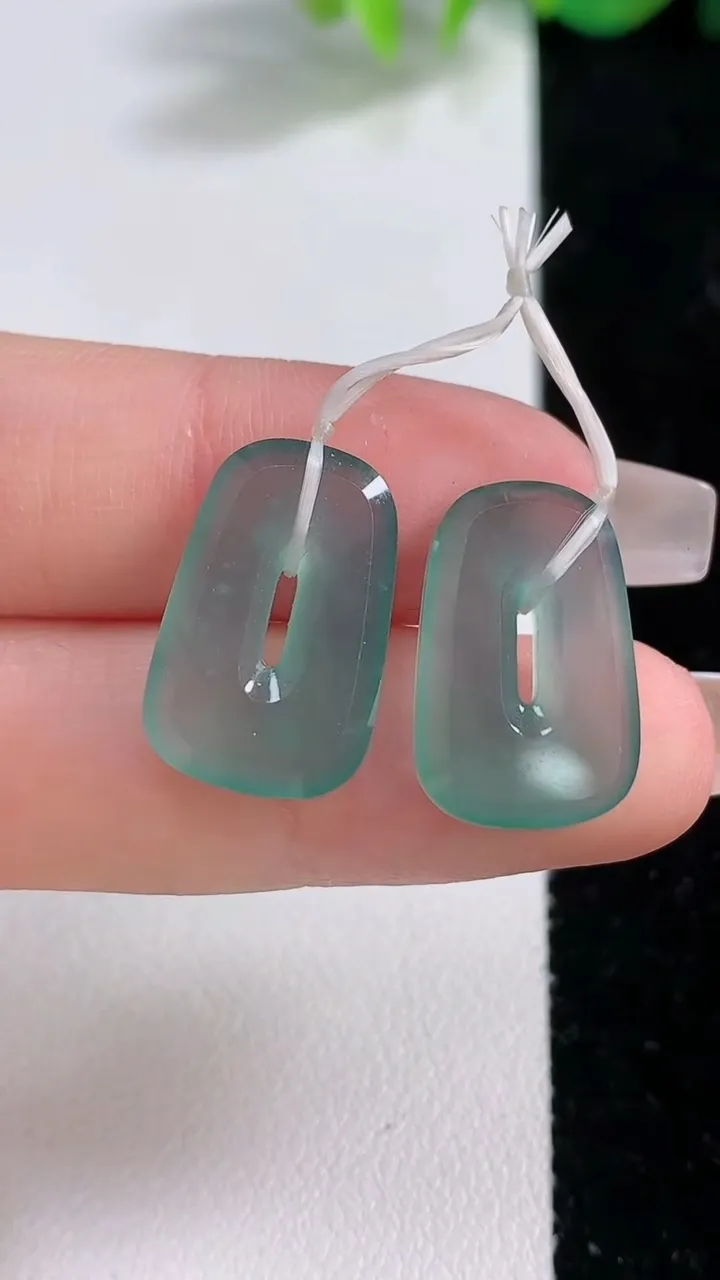 天然A货翡翠福贝吊坠一对，尺寸18.8-11.8-3.3，重量:4.01g
12月10日