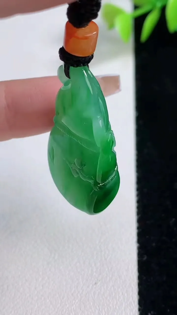 天然A货翡翠葫芦吊坠，尺寸34.7-18.9-11.4，重量:15.79g
12月10日