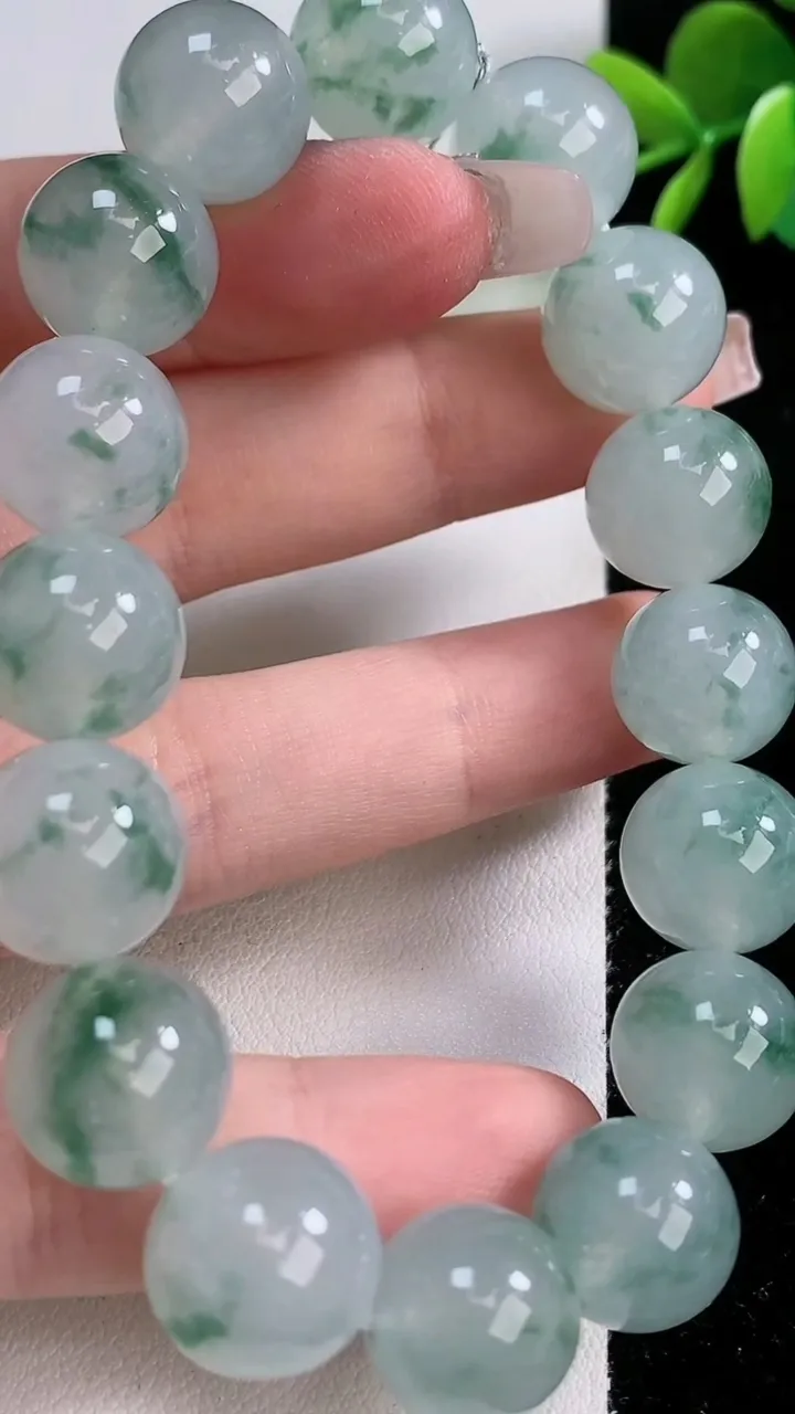 天然A货翡翠种飘花圆珠手串，尺寸12.7-16颗，重量:58.17g12月10日
工厂直销收藏佳品,种好水足，色泽均匀，有种有色，上手高大气！