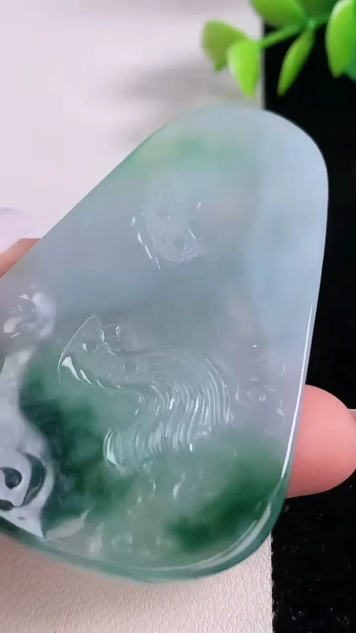 天然A货翡翠御龙虚空藏菩萨吊坠，尺寸69-42.4-5.7，重量:34.47g
12月10日