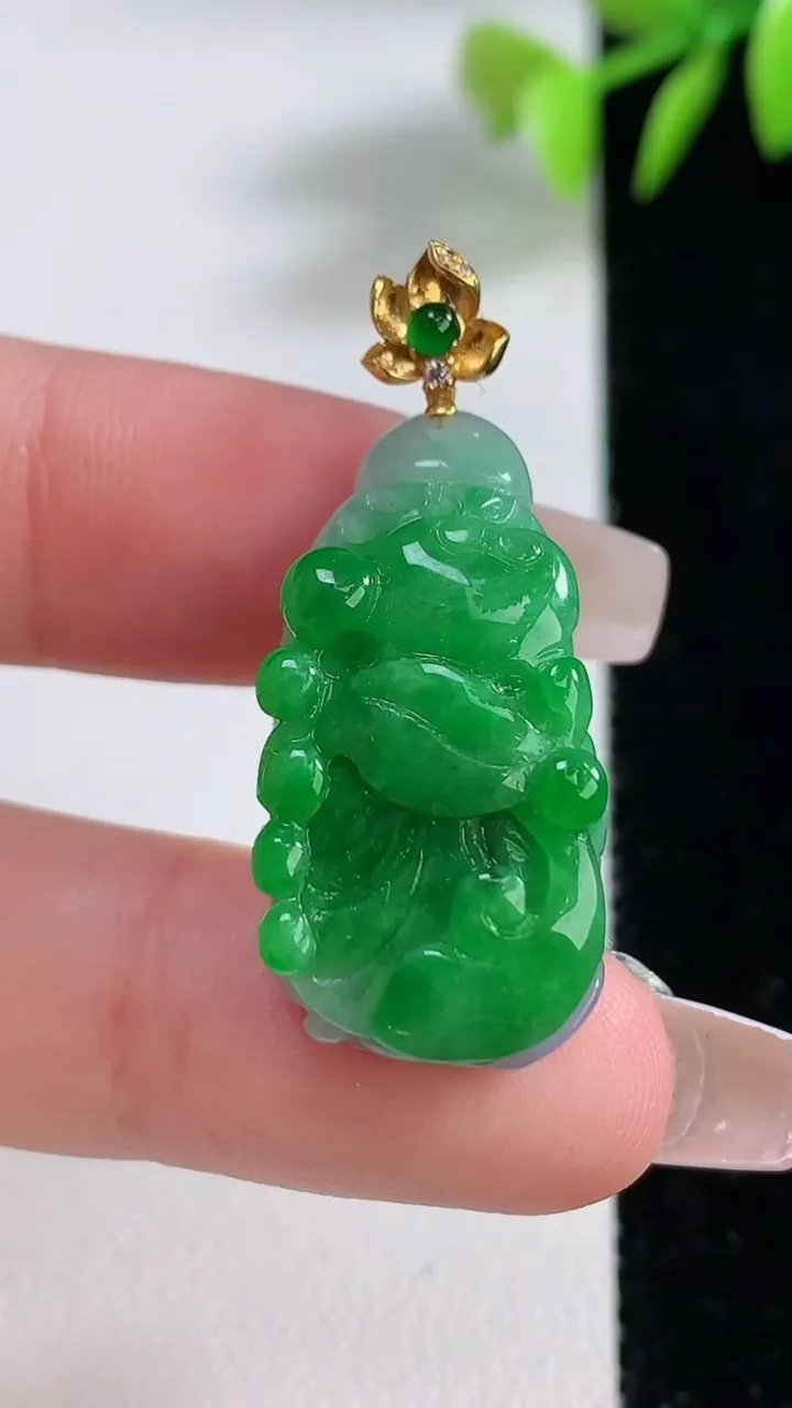 天然A货翡翠白菜吊坠，尺寸27.3-14.6-10.2，重量:8.52g
12月10日