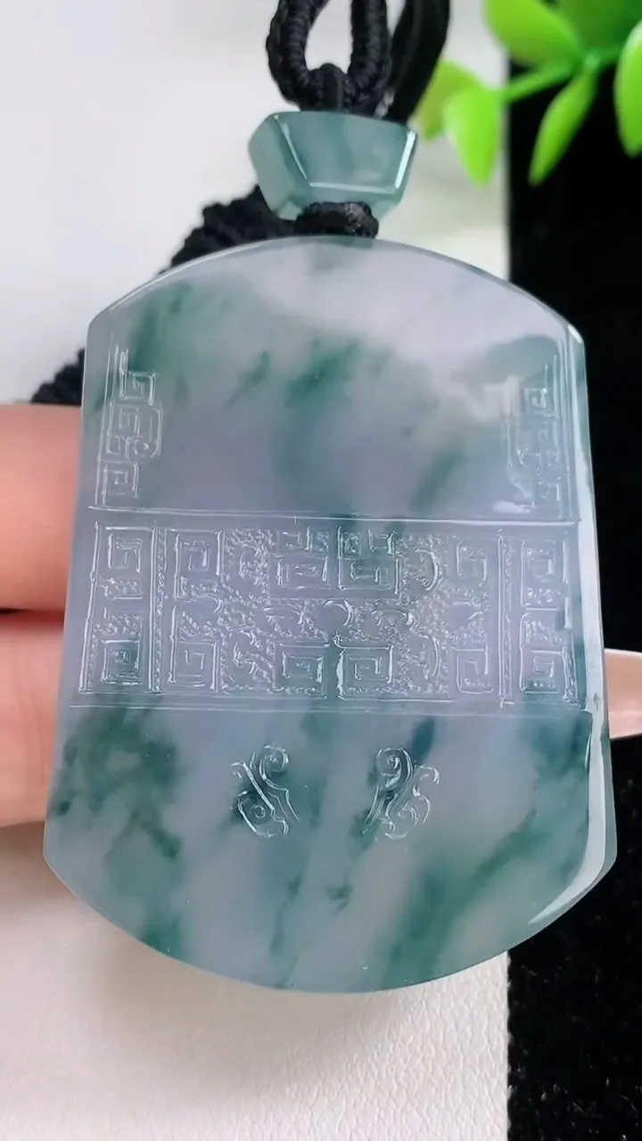 天然A货翡翠种飘花仿古无事牌吊坠，尺寸54.8-40.5-5.6，重量:40.91g
12月10日