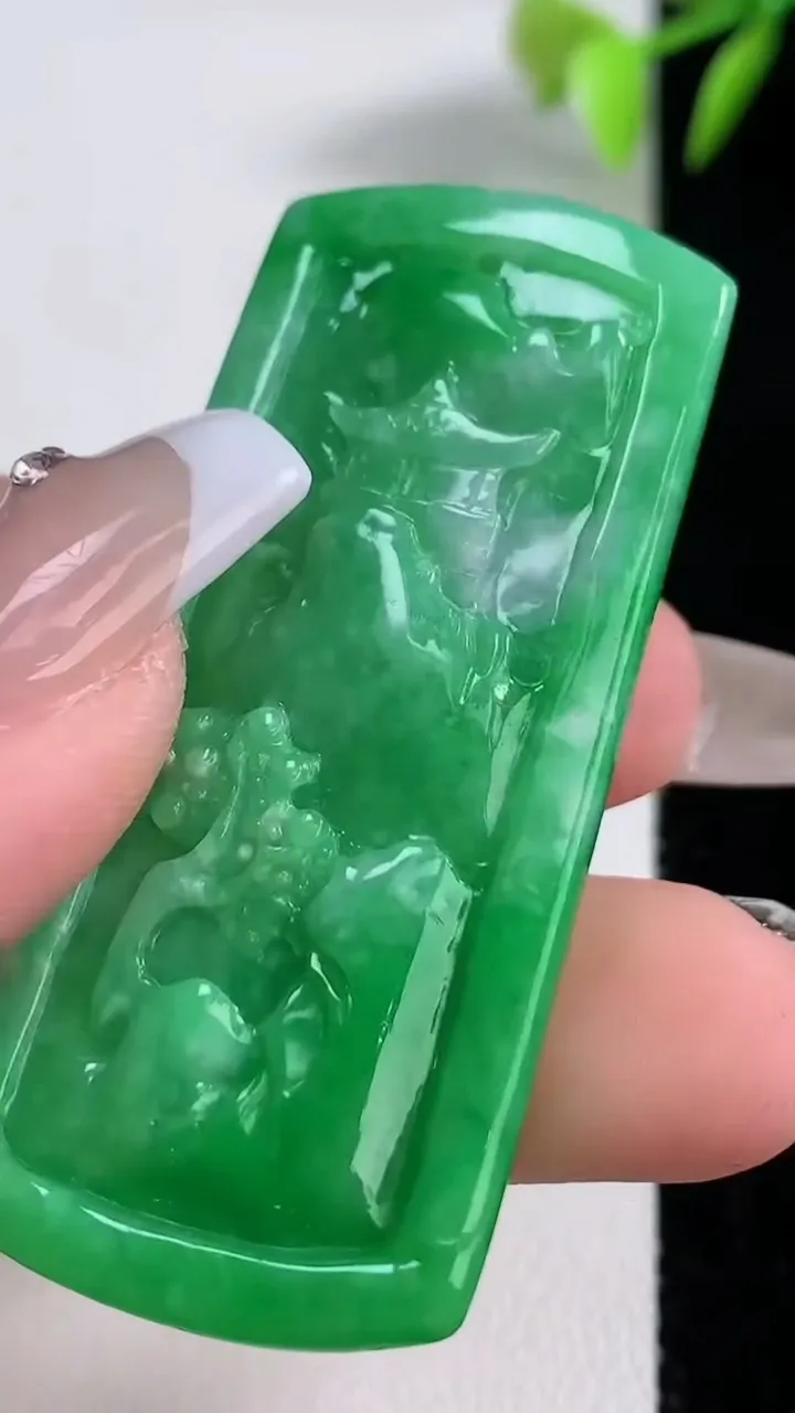 天然A货翡翠山水牌吊坠，尺寸52-24-8.8，重量:22.31g
12月10日