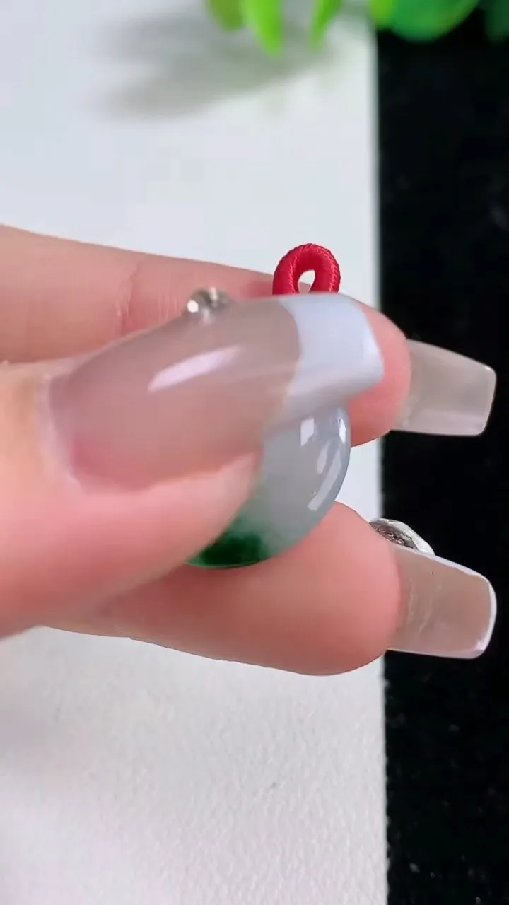 天然A货翡翠冰种飘花平安扣吊坠，尺寸18-3.7，重量:2.42g
12月10日