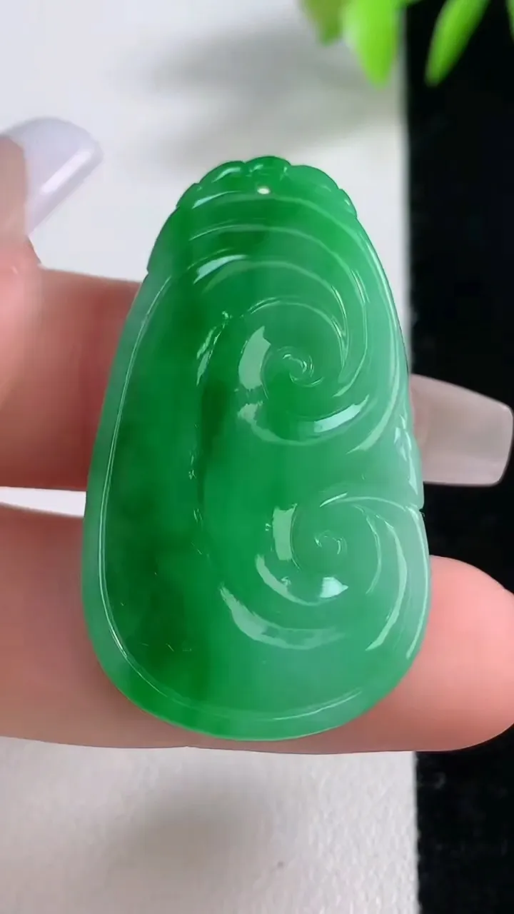 天然A货翡翠如意吊坠，尺寸38.5-22-4.6，重量:9.07g
12月10日