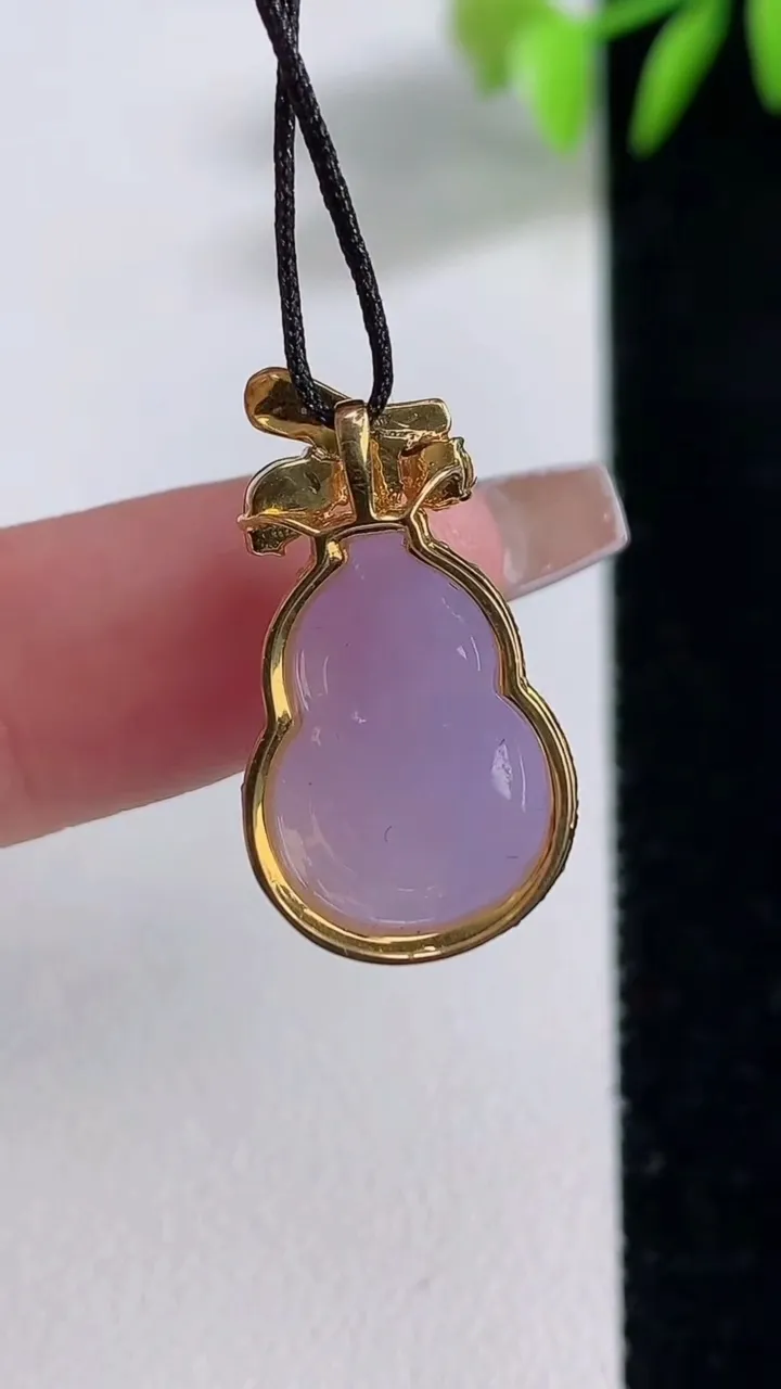 天然A货翡翠18K金紫罗兰葫芦吊坠，尺寸23-12.8-7.7，裸石15.6-10.8重量:2.85g
12月10日