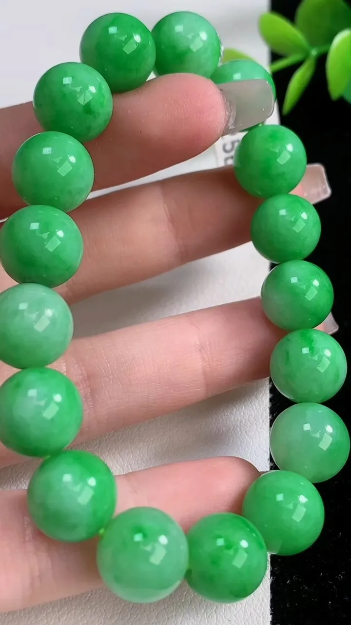 天然A货翡翠圆珠手串，尺寸11.2-17颗，重量:43.27g12月10日
工厂直销收藏佳品,种好水
