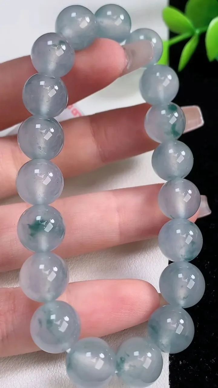 天然A货翡翠种飘花圆珠手串，尺寸10.4-19颗，重量:38.30g12月10日
工厂直销收藏佳品,种好水足，色泽均匀，有种有色，上手高大气！