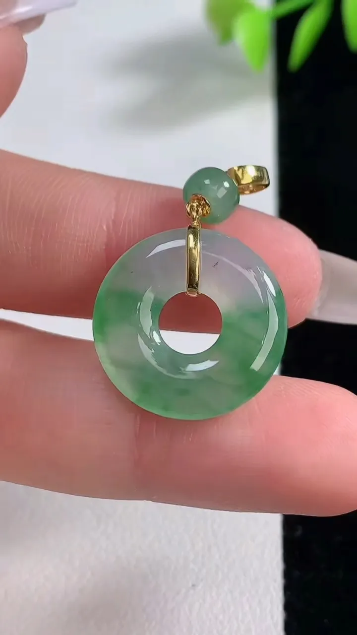 天然A货翡翠平安环吊坠，尺寸18.5-3.3，重量:2.97g
12月10日