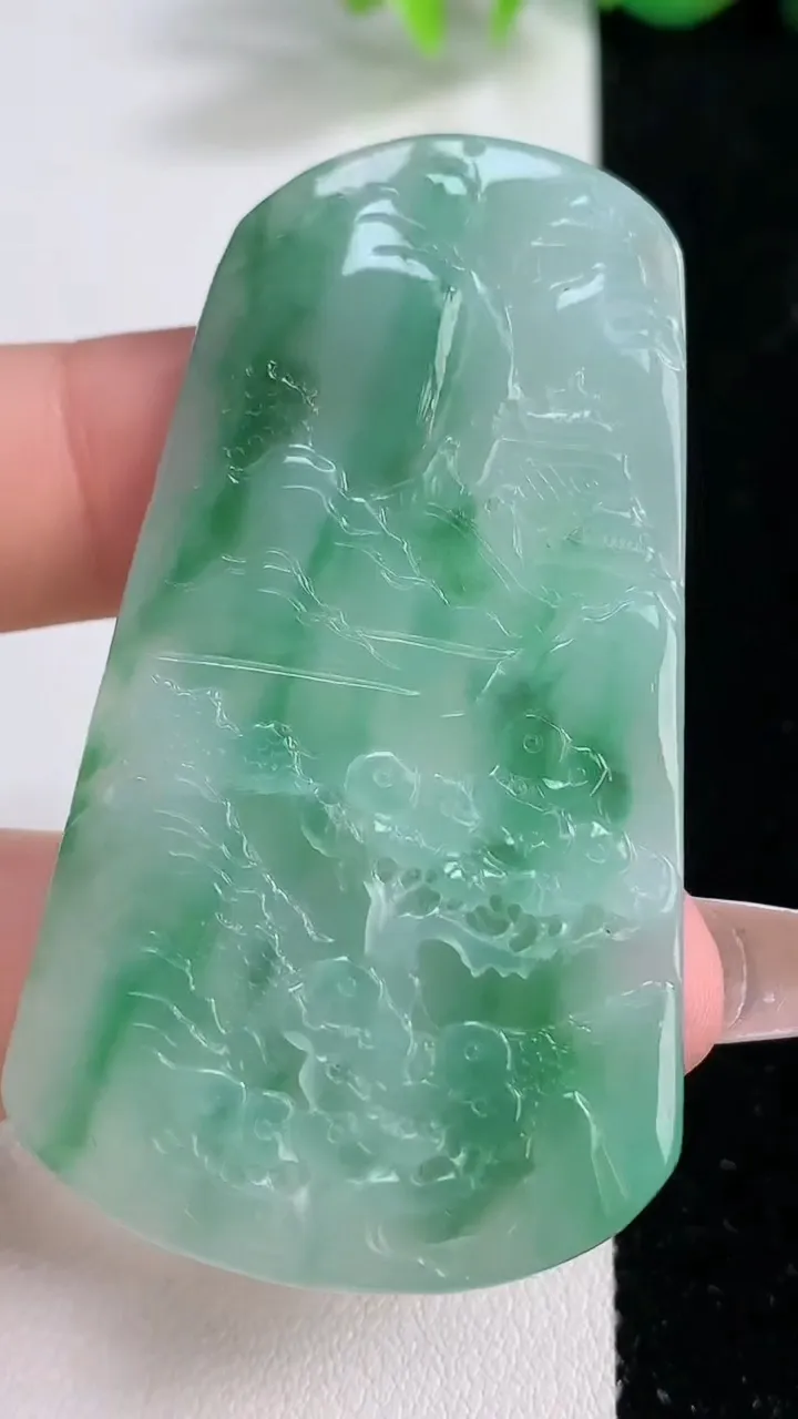 天然A货翡翠山水牌吊坠，尺寸59.4-32.6-4.6，重量:20.93g
12月10日