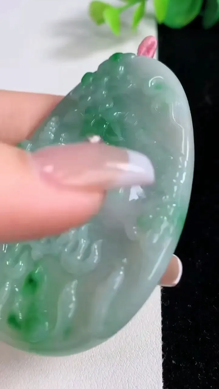 天然A货翡翠一念之间吊坠，尺寸70-48.3-5.6，重量:42.12g
12月10日