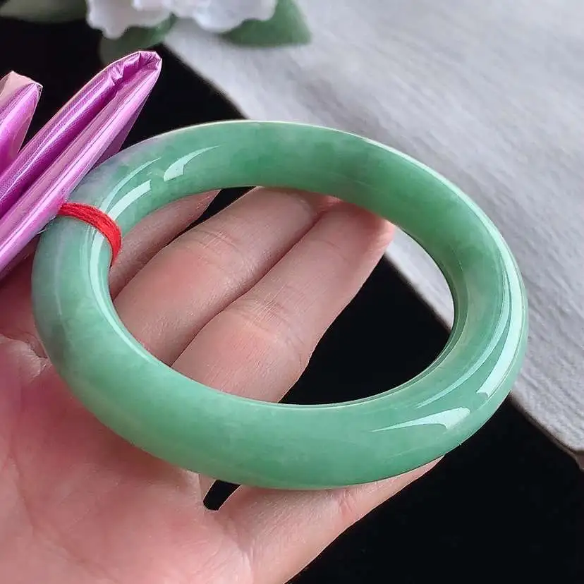 a货翡翠老坑冰润满绿胖圆条手镯55-56圈口，尺寸55.8×11.8mm 1209