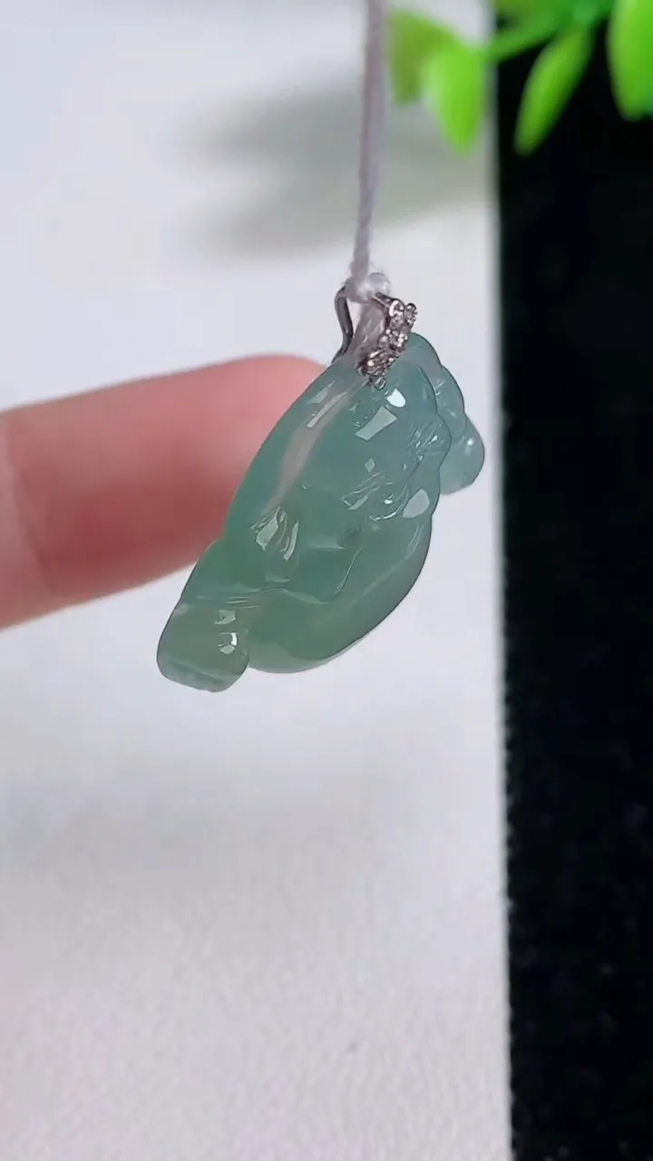 天然A货翡翠佛公吊坠，尺寸21.5-24.6-5.4，重量:4.38g
12月10日