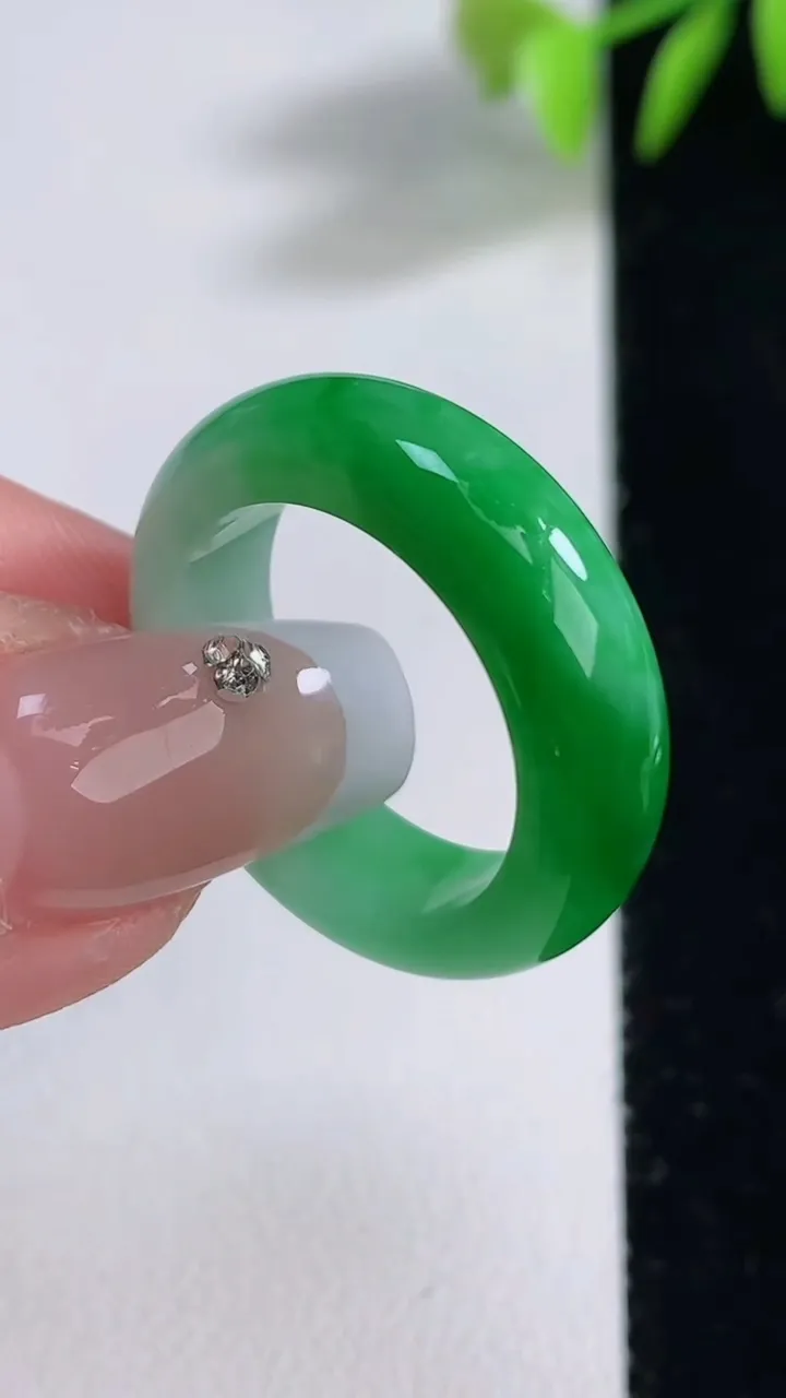 天然A货翡翠指环戒指，尺寸18.4-6.3-3.6，重量:5.48g2025年12月10日
工厂直销