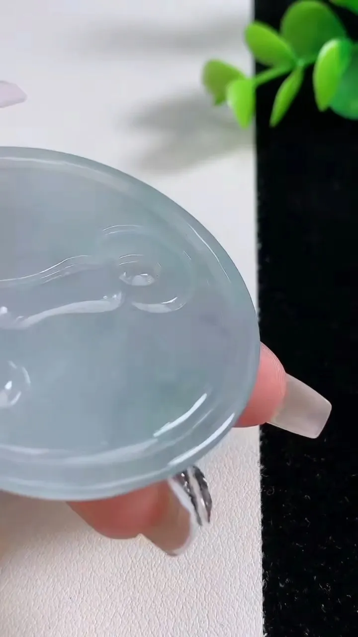 天然A货翡翠祥龙大日如来吊坠，尺寸53.3-5.4，重量:26.38g
12月10日