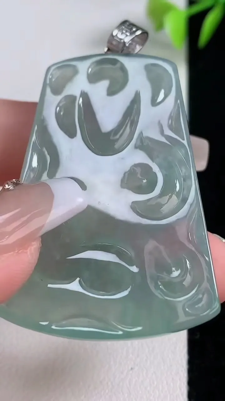 天然A货翡翠龙牌吊坠，尺寸50.4-34-5.6，重量:22.30g
12月10日