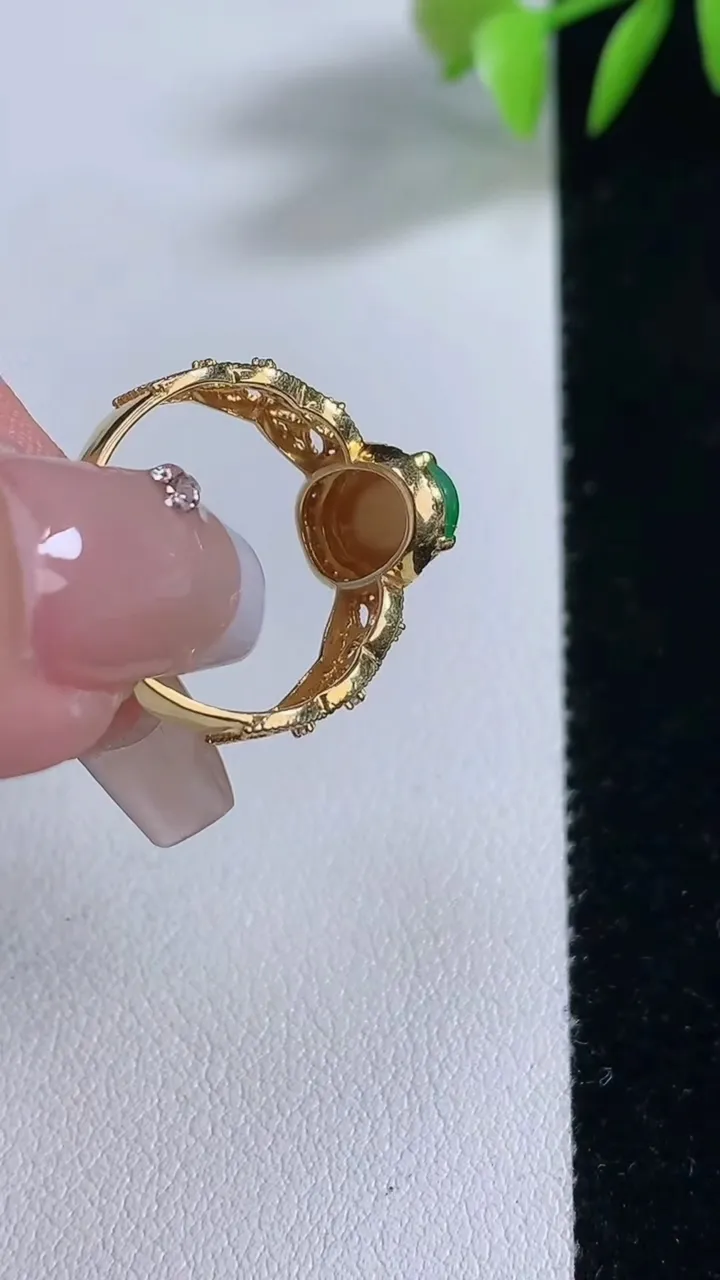 天然A货翡翠蛋面戒指，尺寸18-9.3-6.2，重量:2.37g2025年12月10日
工厂直销收藏佳品,种好水足，色泽均匀，有种有色，上手高大气！