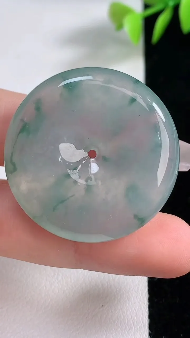 天然A货翡翠种飘花平安扣吊坠，尺寸34.7-6.3，重量:17.59g
12月10日