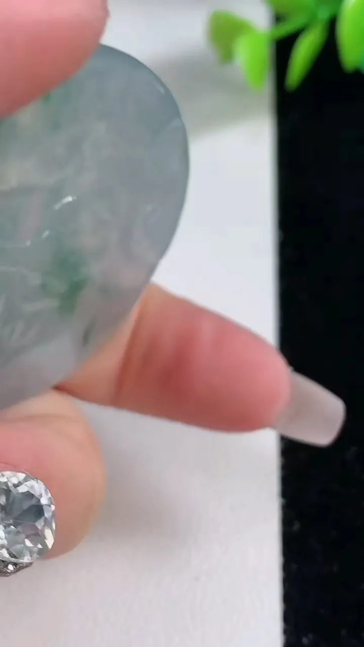 天然A货翡翠冰种飘花大势至菩萨吊坠，尺寸48.4-45.3-5.8，重量:27.71g
12月10日