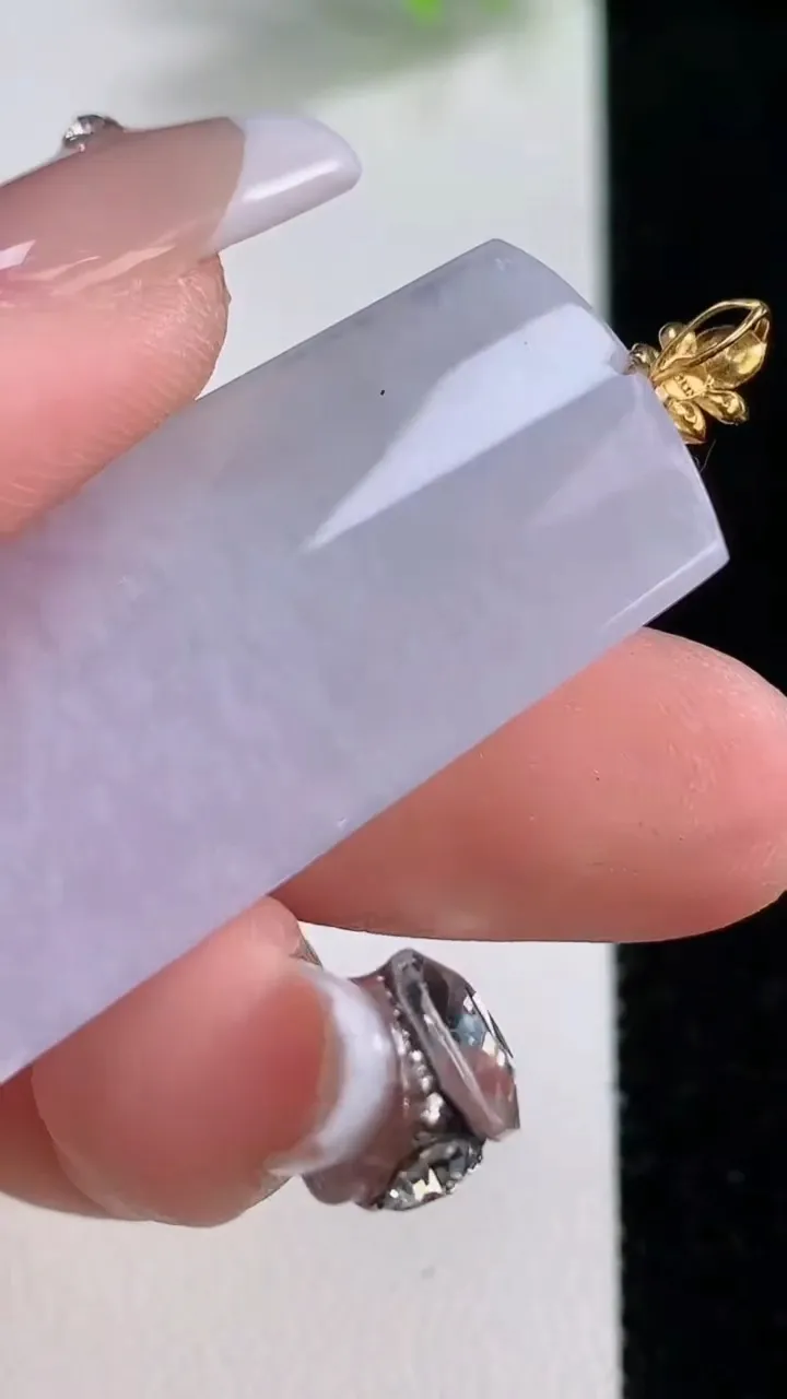 天然A货翡翠18K金紫罗兰无事牌吊坠，尺寸43.5-21.3-6.6，重量:14.35g
12月10日