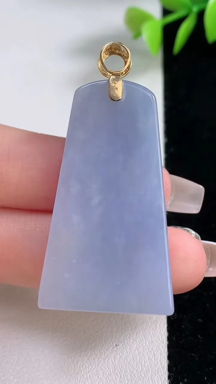 天然A货翡翠18K金紫罗兰无事牌吊坠，尺寸41.6-24.6-7.7，重量:22.33g
12月10日