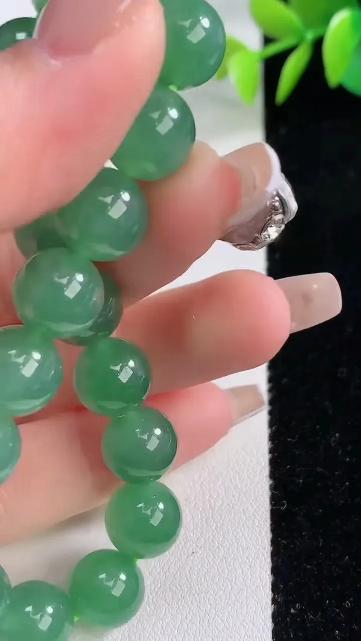 天然A货翡翠圆珠手串，尺寸9.8-19颗，重量:33.29g12月10日
工厂直销收藏佳品,种好水足，色泽均匀，有种有色，上手高大气！