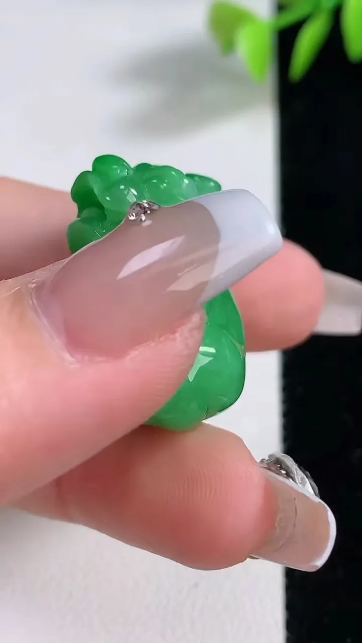 天然A货翡翠貔貅吊坠，尺寸24.2-21-19，重量:18.54g
12月10日