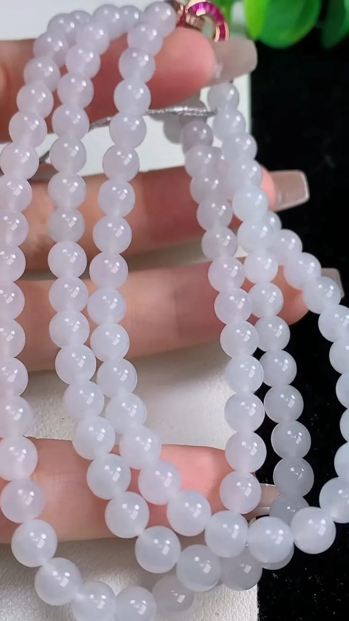 天然A货翡翠圆珠项链，尺寸5.7-112颗，重量:41.61g
12月10日