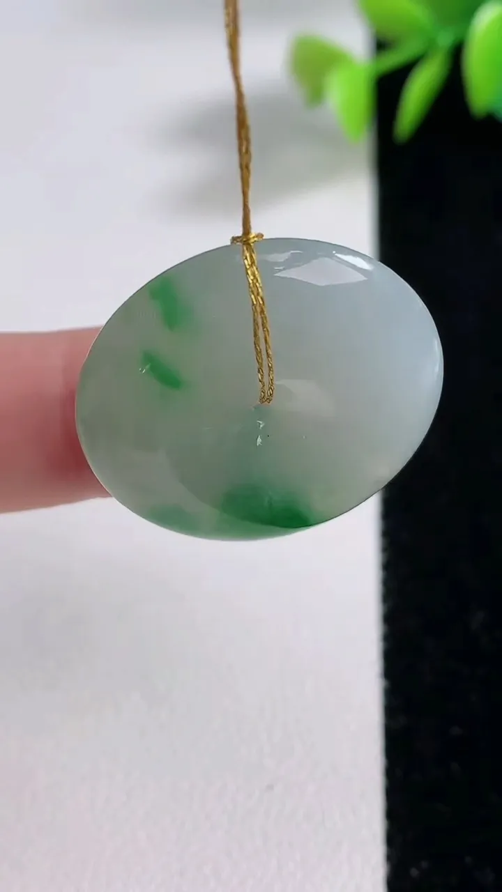 天然A货翡翠平安扣吊坠，尺寸25-5.7，重量:9.08g
12月10日