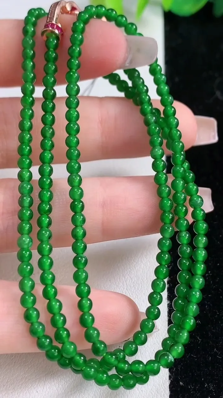 天然A货翡翠小米珠项链，尺寸2.9-188颗，重量:10.64g12月10日
工厂直销收藏佳品,种好水足，色泽均匀，有种有色，上手高大气！