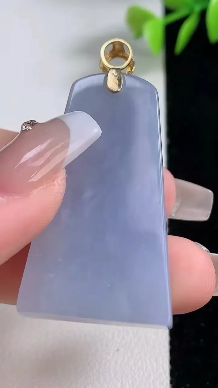 天然A货翡翠18K金紫罗兰无事牌吊坠，尺寸41.6-24.6-7.7，重量:22.33g
12月10日