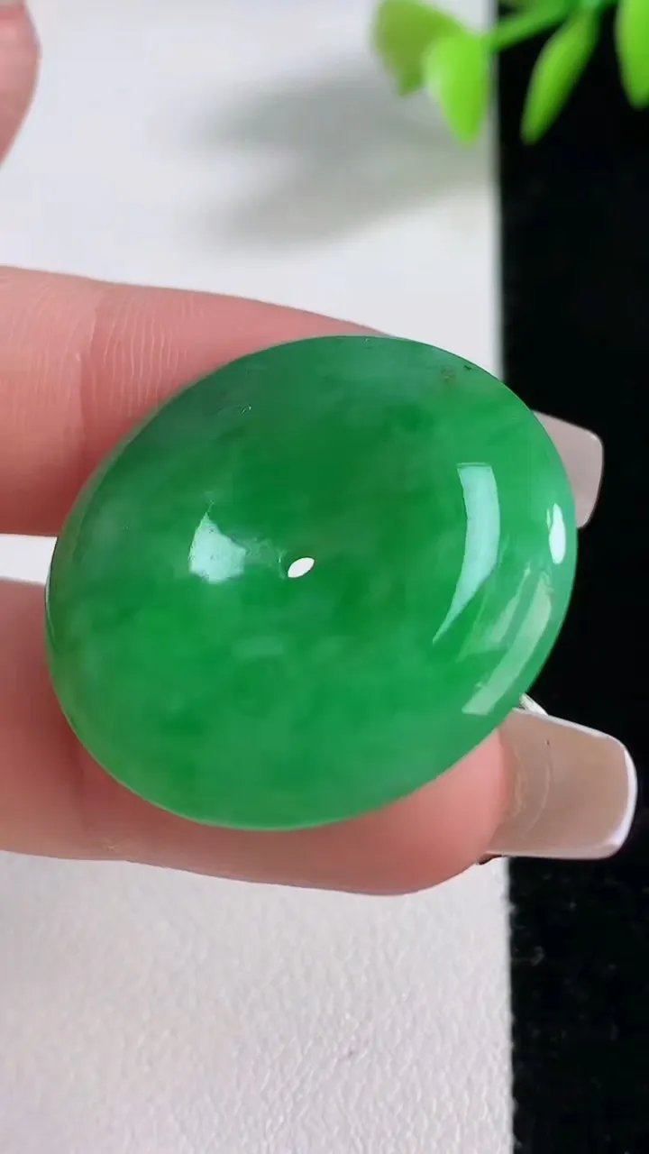 天然A货翡翠平安扣吊坠，尺寸28.6-5，重量:10.69g
12月10日