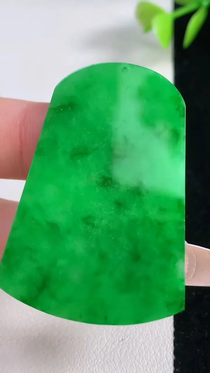 天然A货翡翠无事牌吊坠，尺寸46.3-31.5-2.8，重量:12.21g
12月10日