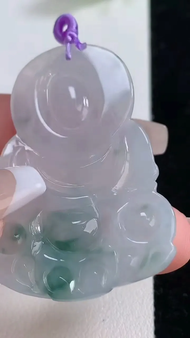 天然A货翡翠冰种飘花观音菩萨吊坠，尺寸46.7-33.4-6.4，重量:16.65g
12月10日