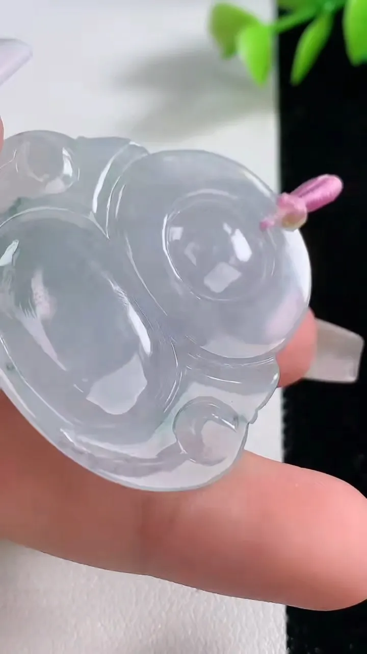 天然A货翡翠冰种飘花佛公吊坠，尺寸38.7-41-5.9，重量:14.79g
12月10日