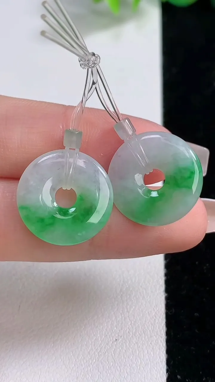 天然A货翡翠平安环吊坠一对，尺寸17-2.3，重量:3.93g
12月10日