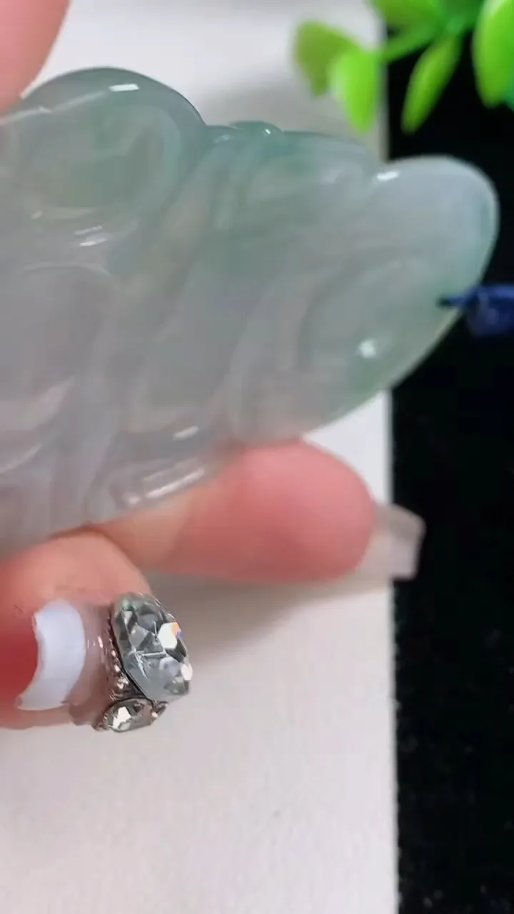 天然A货翡翠观音菩萨吊坠，尺寸68.3-44-5.3，重量:29.03g
12月10日