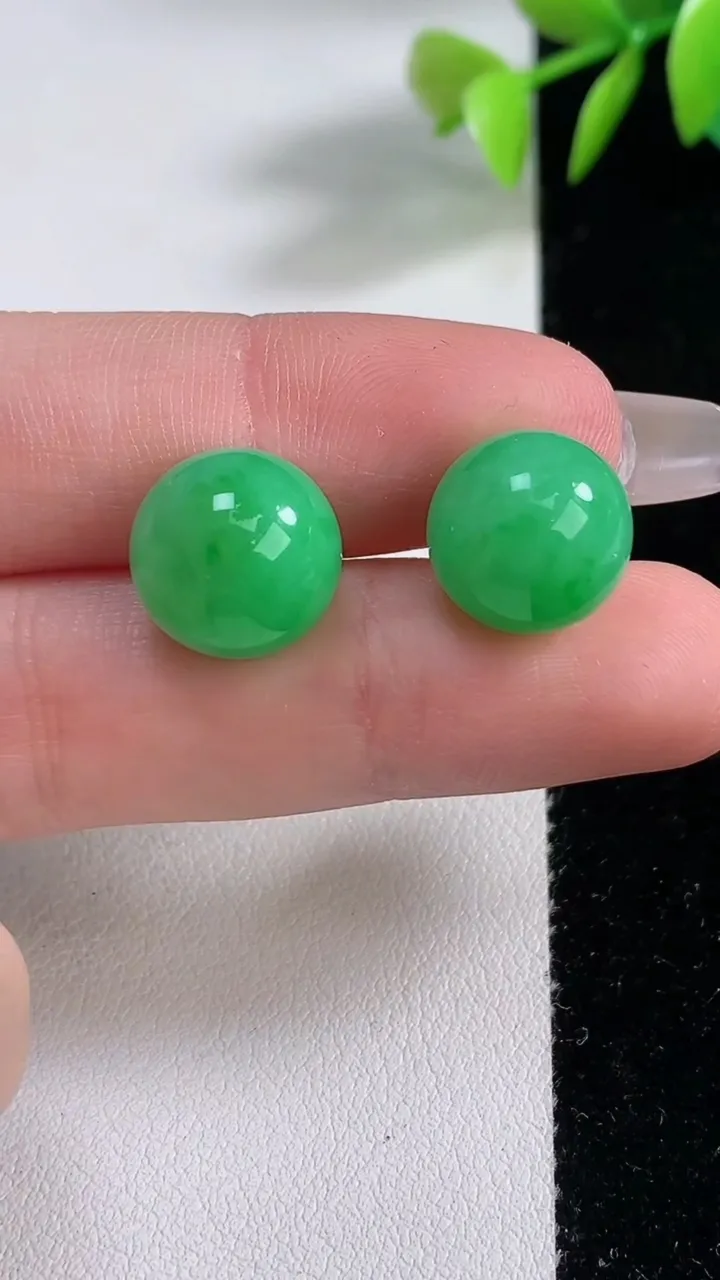 天然A货翡翠圆珠镶嵌件一对，尺寸11.4，重量:8.63g12月10日
工厂直销收藏佳品,种好水足，