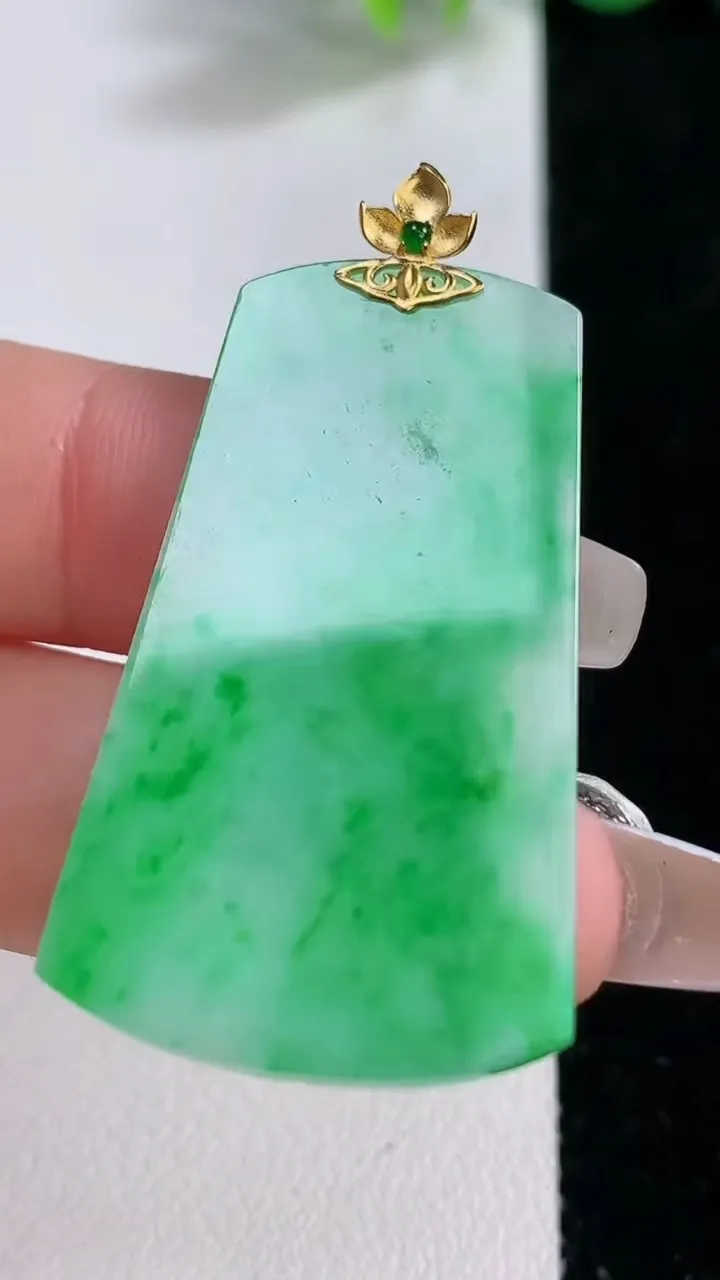 天然A货翡翠无事牌吊坠，尺寸41.8-23-2，重量:5.79g
12月10日