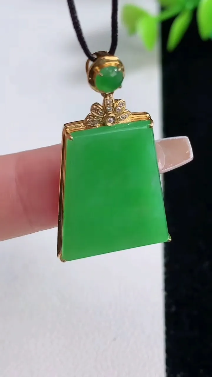 天然A货翡翠无事牌吊坠，尺寸30.7-18.5-3.7，裸石21-18重量:3.52g
12月10日