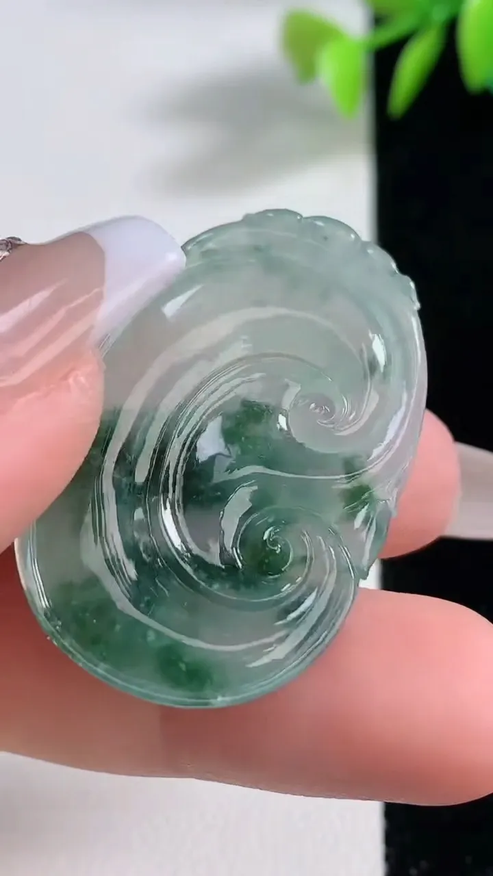 天然A货翡翠冰种飘花如意吊坠，尺寸37-23.6-3.4，重量:6.87g
12月10日