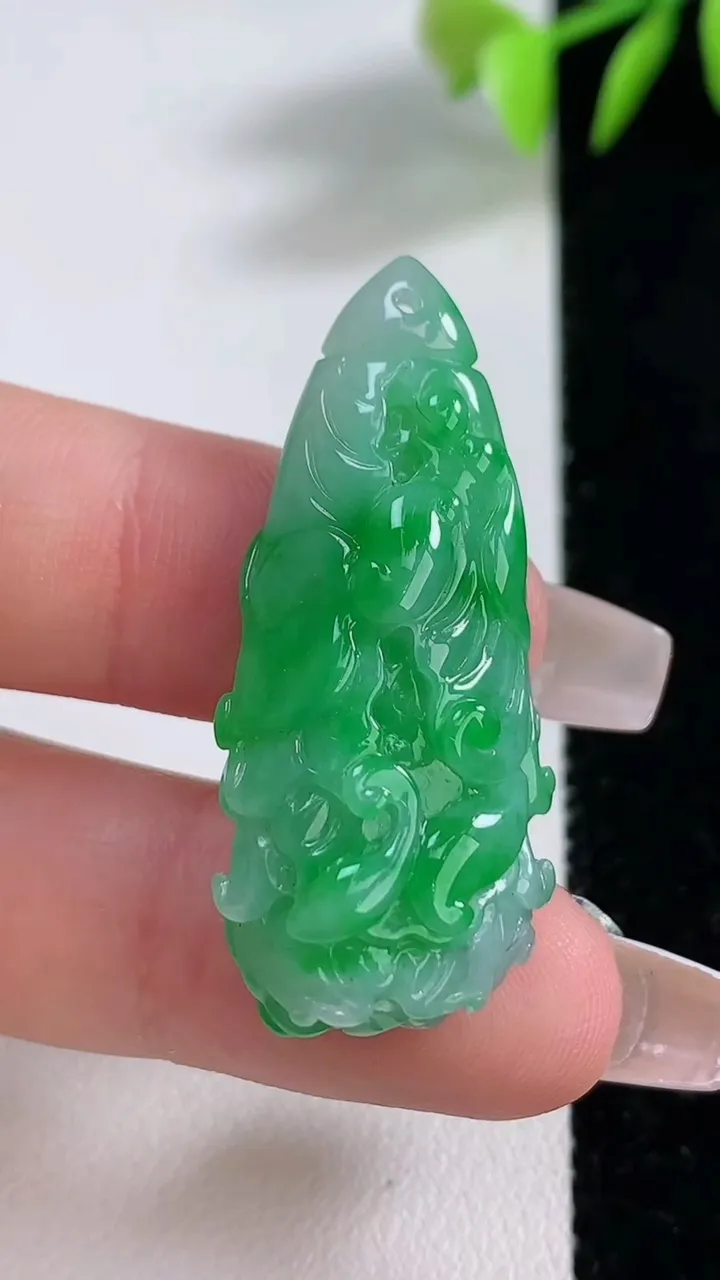 天然A货翡翠白菜吊坠，尺寸38.3-17.6-10.5，重量:9.00g
12月10日