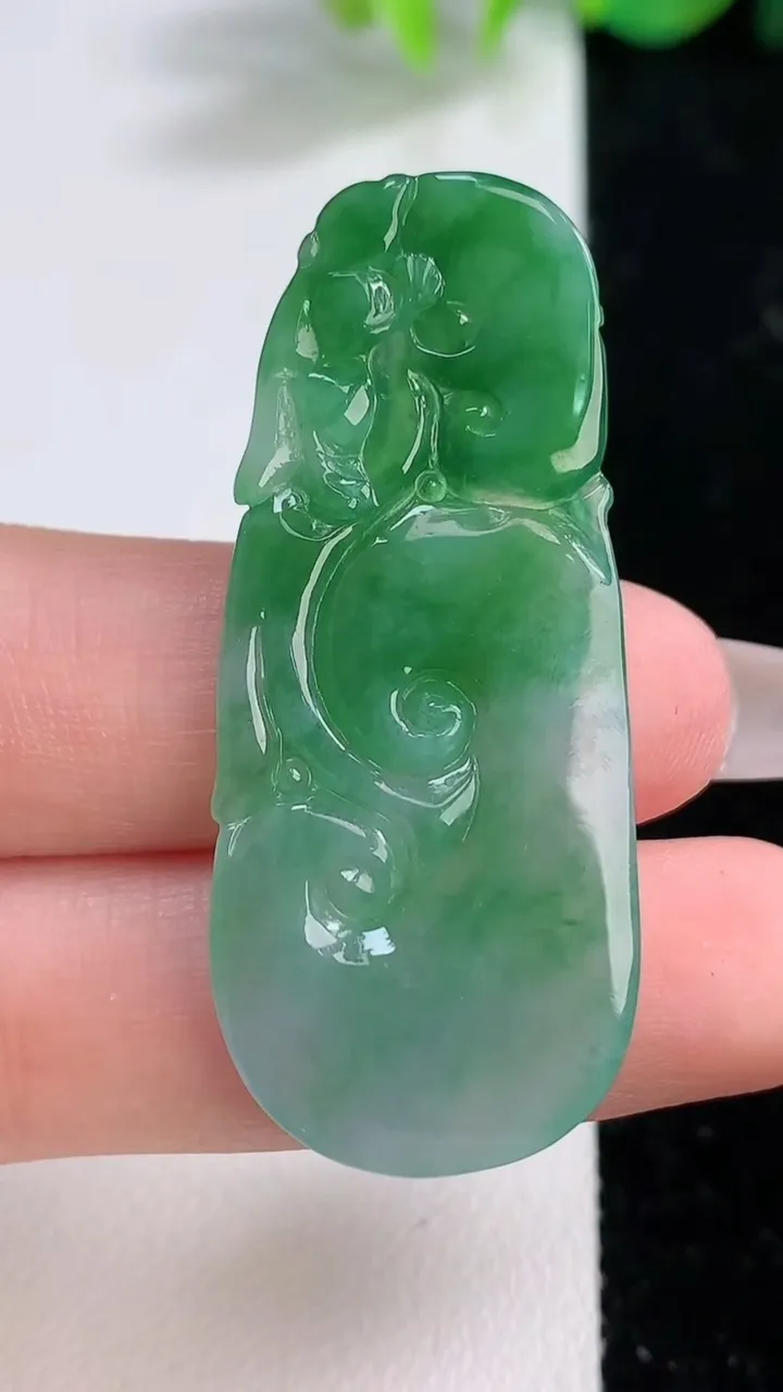 天然A货翡翠如意吊坠，尺寸46.8-20-3.6，重量:7.23g
12月10日